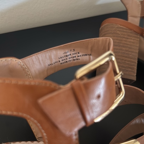 Restricted strappy heels - Picture 9 of 10